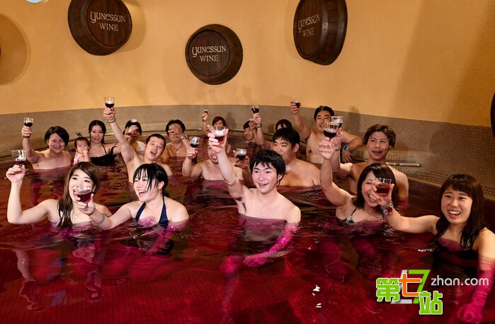日本温泉圣地 俊男美女共浴红酒温泉太奢侈