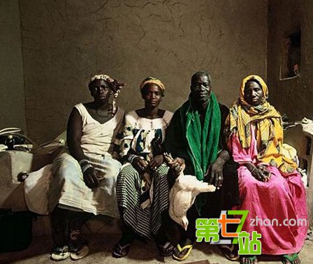一夫多妻的非洲酋长轮流在妻子房里过夜