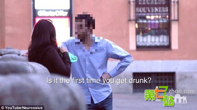 女子街头假装喝醉测试男人反应 没想到竟是这样