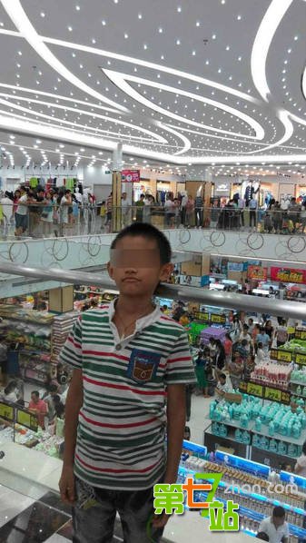 丈夫偷拍老婆洗澡竟是为直播给网友看？