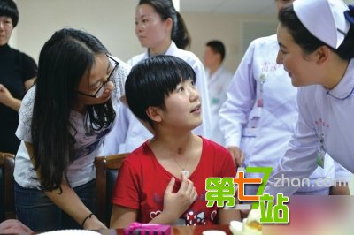 丈夫偷拍老婆洗澡竟是为直播给网友看？