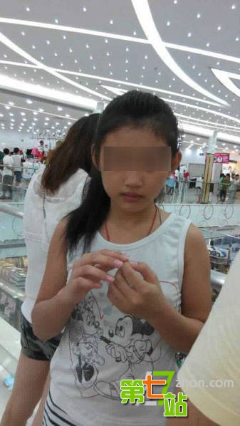 丈夫偷拍老婆洗澡竟是为直播给网友看？
