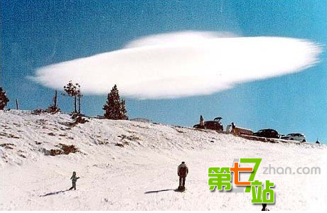 澳洲天空出现神秘闪光 是UFO打开入口？