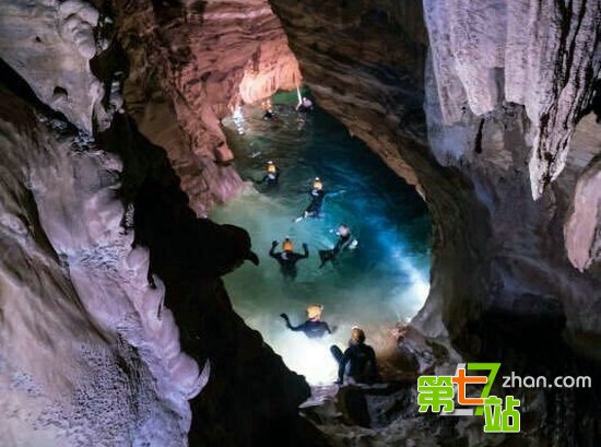 中国第二批航天员亮相 现身意大利神秘洞穴(1)