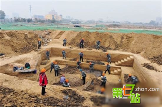 西汉千年神秘古墓出土：马蹄金金饼众多