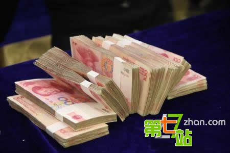 3岁女童包里背2.8万现金吓坏老师