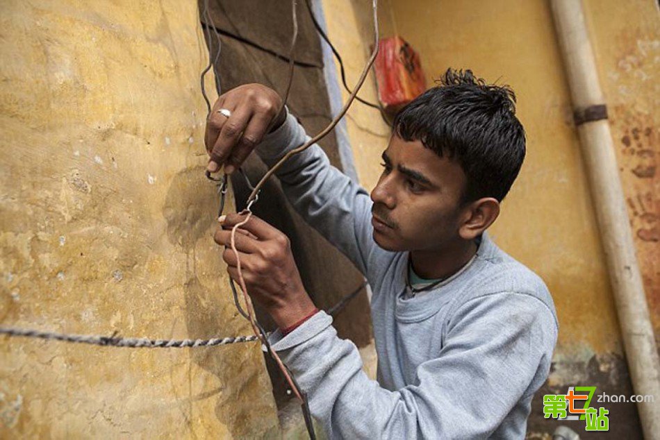 印度男孩可抗住11000伏的高压电电击