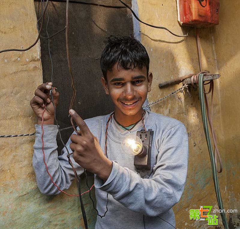 印度男孩可抗住11000伏的高压电电击