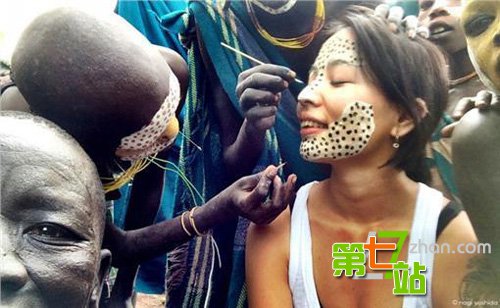 日本摄影师走访非洲 入乡随俗裸体拍摄