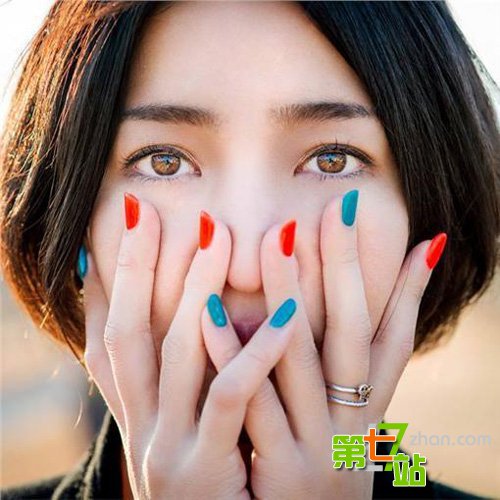 日本摄影师走访非洲 入乡随俗裸体拍摄