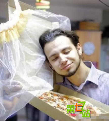 盘点奇葩怪癖婚礼：一男子执意和披萨结婚
