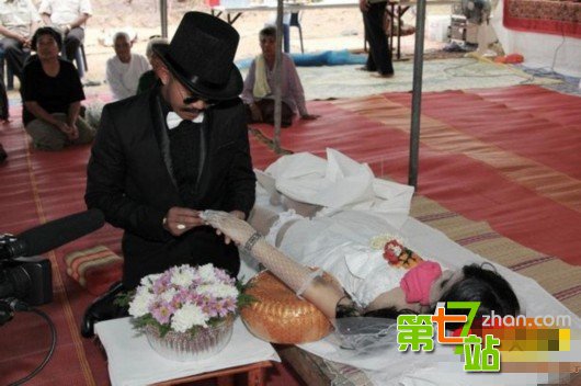 盘点奇葩怪癖婚礼：一男子执意和披萨结婚