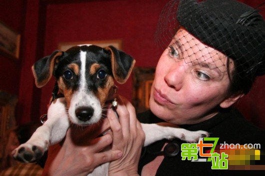 盘点奇葩怪癖婚礼：一男子执意和披萨结婚
