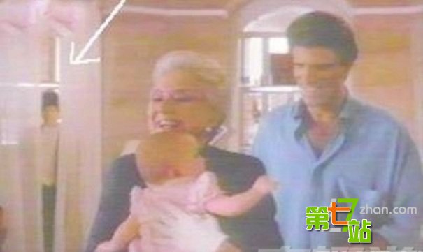 全球最灵异照片 古堡老妇鬼魂吓傻人