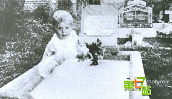 全球最灵异照片 古堡老妇鬼魂吓傻人