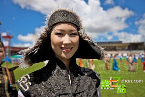 蒙古女孩穿着太开放 男人一夫多妻不干活