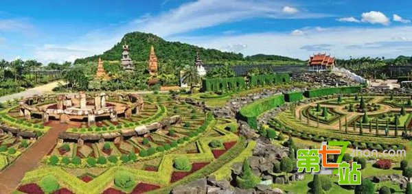 爱花成痴的英国老人花了25年打造梦境花园