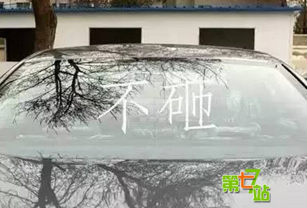 如果你的车钥匙锁车里了，那么砸哪块玻璃最划算