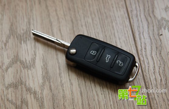 如果你的车钥匙锁车里了，那么砸哪块玻璃最划算