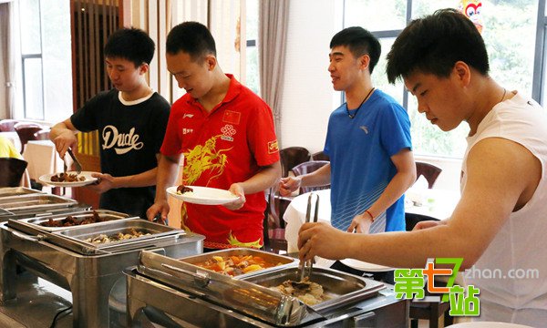 运动员特供食品：1桶油上千1碗汤价值2000