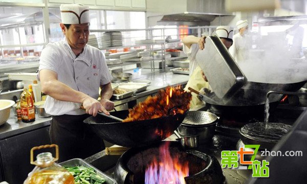 运动员特供食品：1桶油上千1碗汤价值2000