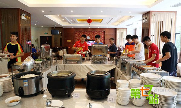运动员特供食品：1桶油上千1碗汤价值2000