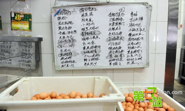 运动员特供食品：1桶油上千1碗汤价值2000