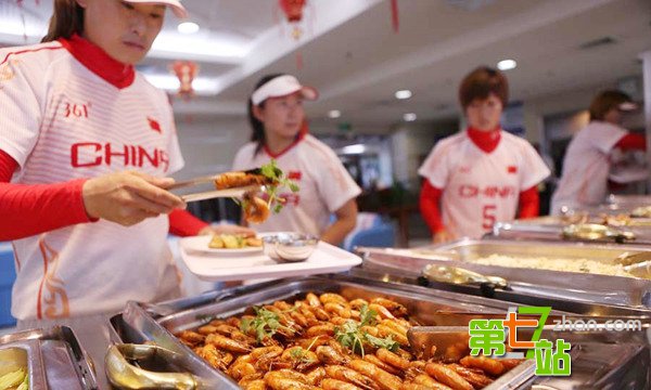 运动员特供食品：1桶油上千1碗汤价值2000