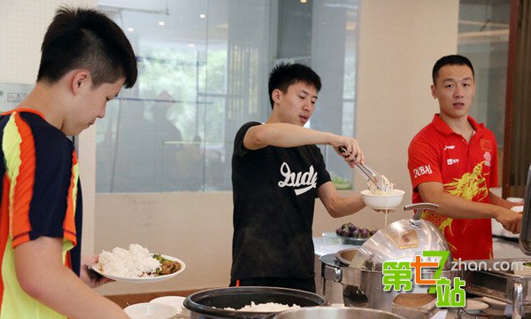 运动员特供食品：1桶油上千1碗汤价值2000