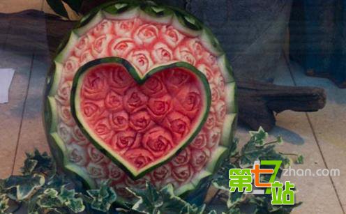 当水果变成雕刻艺术品 你还忍心下嘴吗？