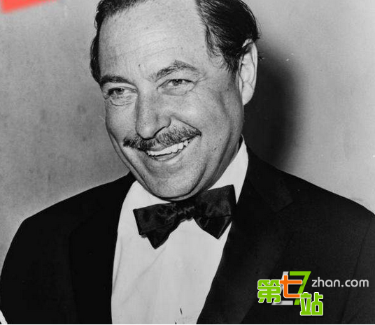 12. 田纳西·威廉斯 (Tennessee Williams)，剧作家：他是20世纪最重要的美国剧作家之一。在71岁时他被发现陈尸在纽约的饭店里。他因为眼药水的瓶盖而窒息，虽然有些传闻表示他是死于用药过量，但实情仍然是个谜。