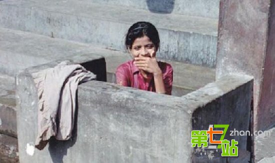 中国女孩到印度旅游 看到一幕她瞬间脸红