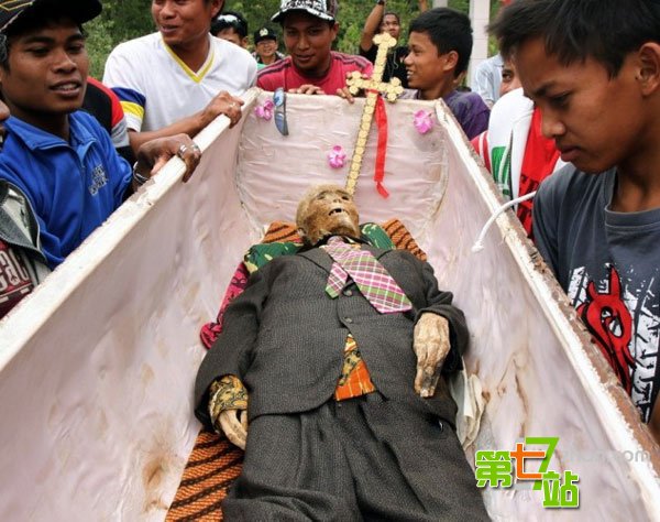 揭秘：印尼“赶尸”进坟墓的神秘力量