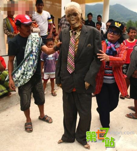 揭秘：印尼“赶尸”进坟墓的神秘力量